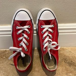 low top converse in red